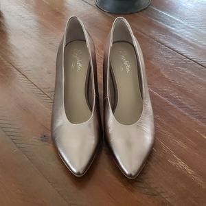 Seychelles 7.5M gold high heels